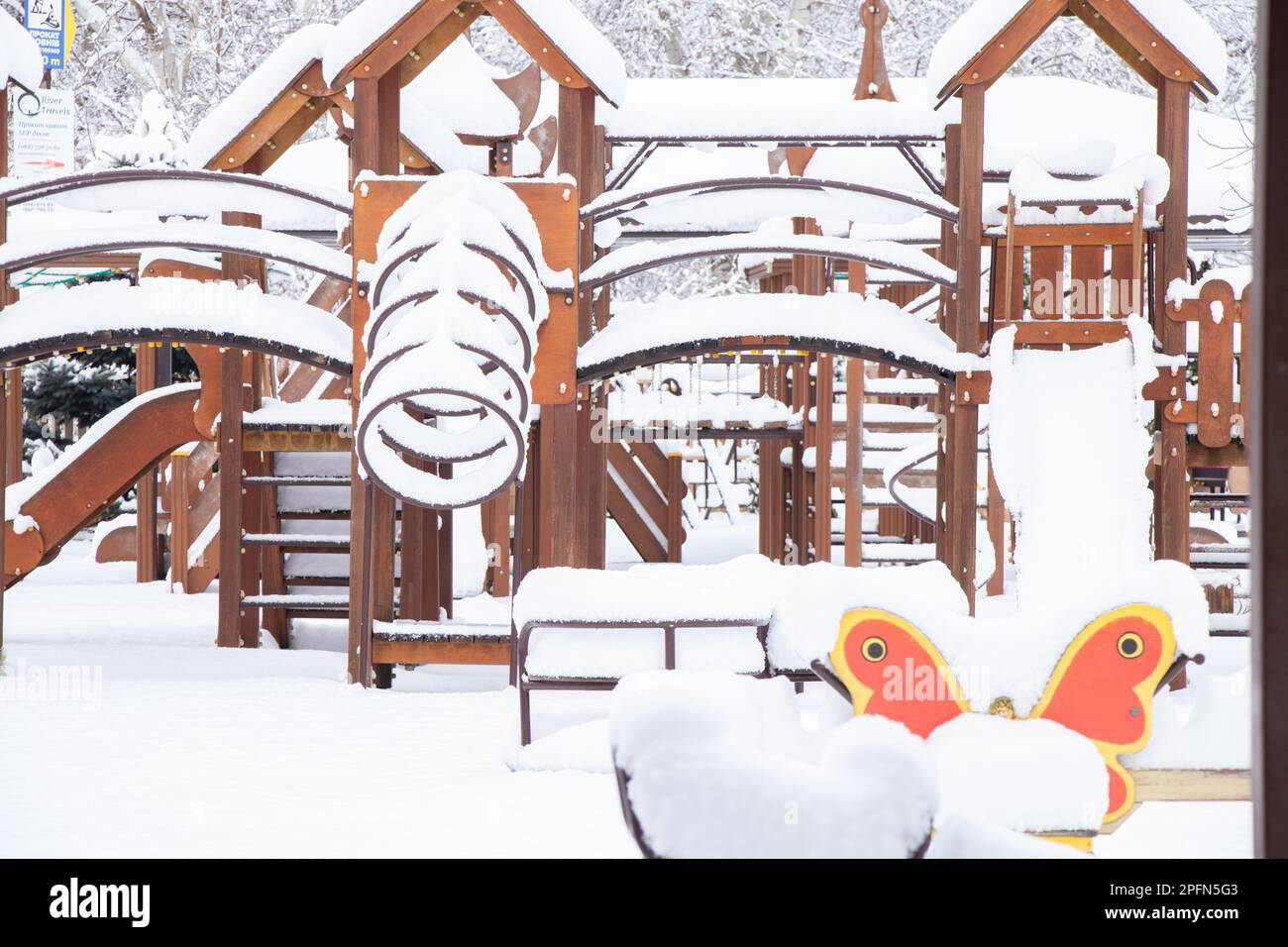 Balançoire pour enfants en hiver dans un parc dans la neige en Ukraine dans la ville de Dnipro, hiver dans la ville Banque D'Images