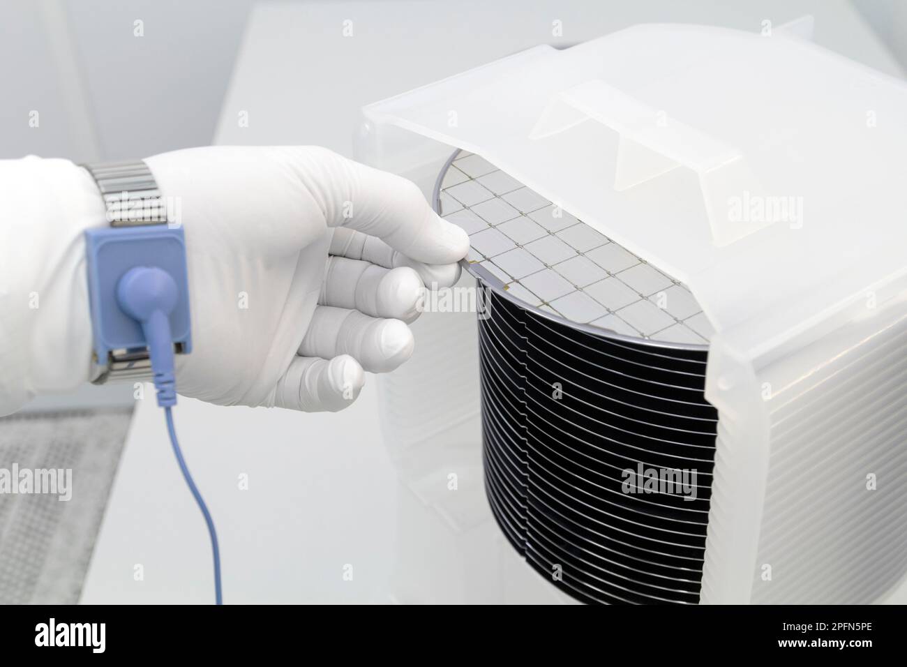 Lot de plaquettes de silicium conditionnées dans une boîte de stockage en plastique dans la salle blanche d'une fonderie de semi-conducteurs prête pour la production de micropuces. Banque D'Images