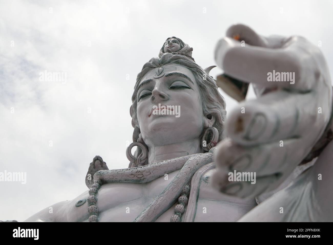 Statue du seigneur Shiva. L'idole hindoue près de l'eau du Gange River, Rishikesh, Inde. Le premier Dieu hindou Shiva. Lieux sacrés pour les pèlerins à Rishikesh. Banque D'Images