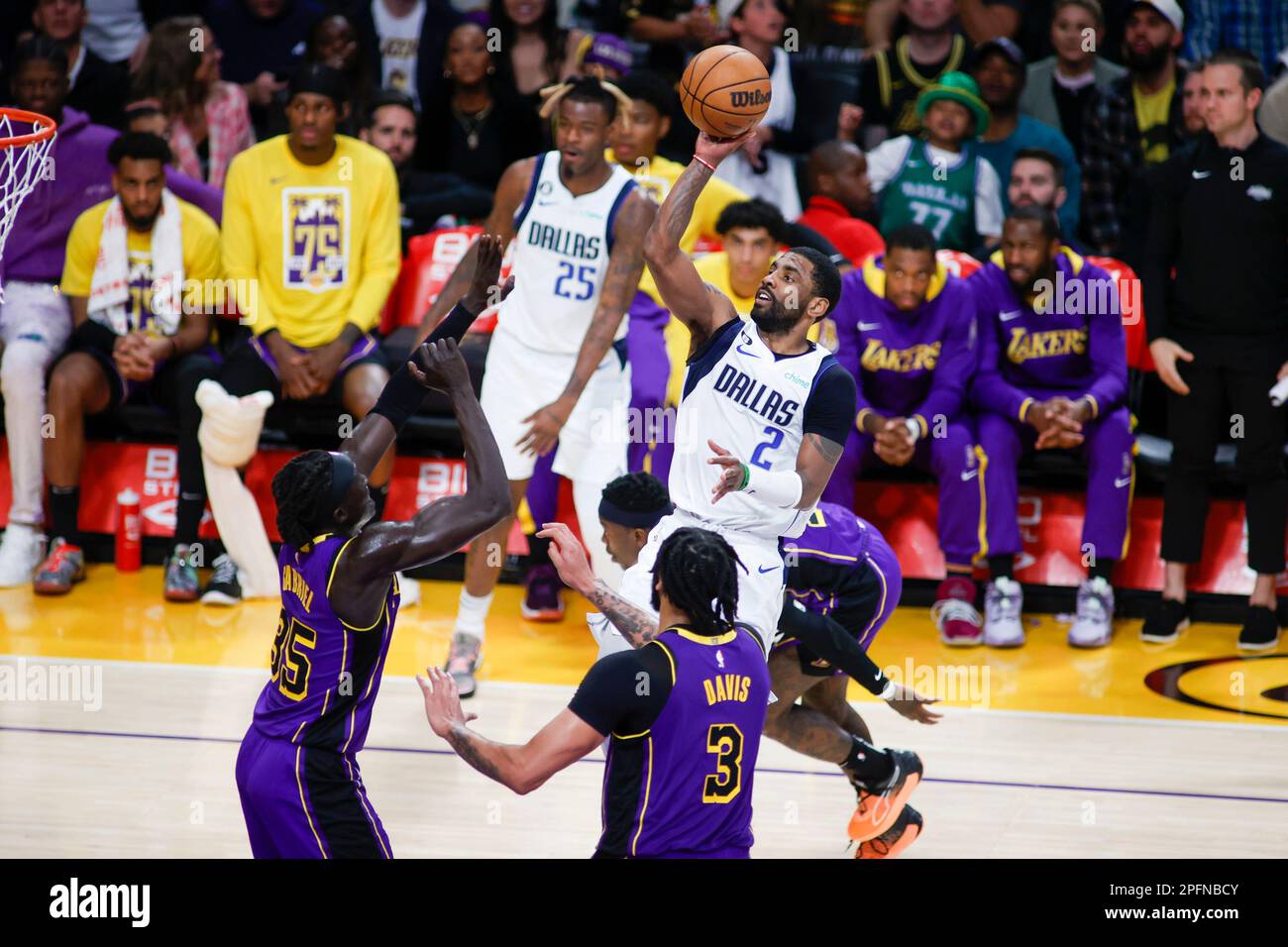 Los Angeles, États-Unis. 17th mars 2023. Le garde Kyrie Irving (R) de Dallas Mavericks tire contre les Lakers de Los Angeles lors d'un match de basket-ball de la NBA à Crypto.com Arena à Los Angeles. Crédit : SOPA Images Limited/Alamy Live News Banque D'Images