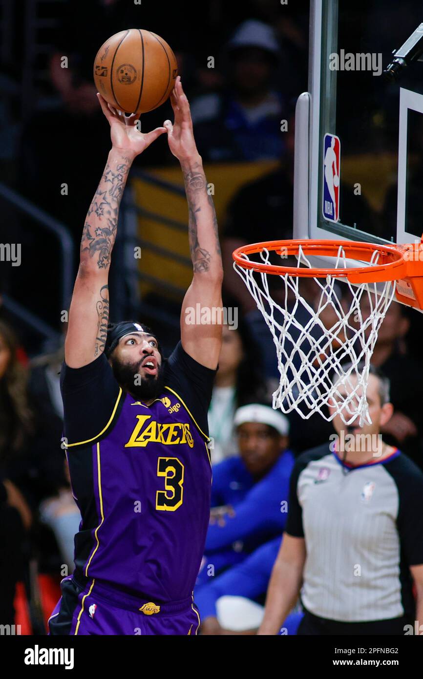 Los Angeles, États-Unis. 17th mars 2023. Le joueur de Los Angeles Anthony Davis monte pour une punk contre les Dallas Mavericks lors d'un match de basket-ball de la NBA à la Crypto.com Arena de Los Angeles. Crédit : SOPA Images Limited/Alamy Live News Banque D'Images