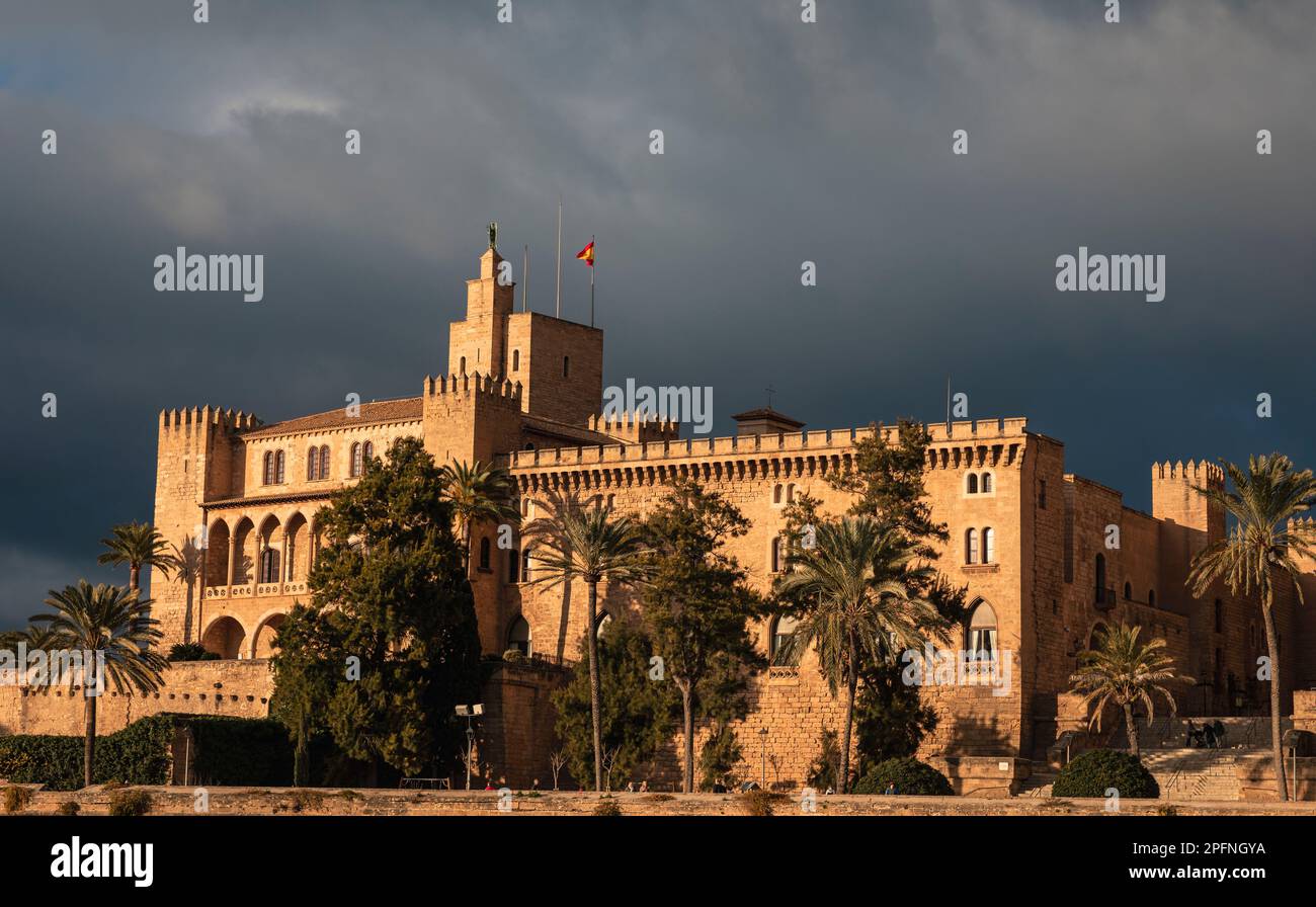 Lumière d'orage spectaculaire en fin d'après-midi sur le Palais Royal de la Almudaina de Palma Majorque Banque D'Images