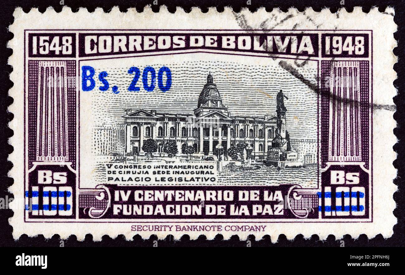 BOLIVIE - VERS 1957 : un timbre imprimé en Bolivie montre le Palais législatif, vers 1957. Banque D'Images