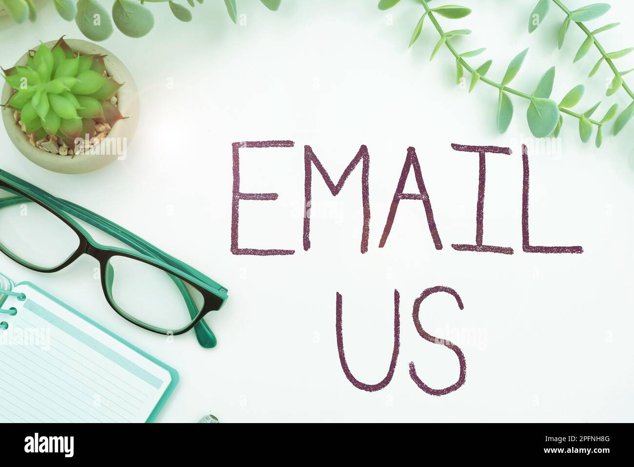 Inspiration montrant le signe nous envoyer un e-mail. Présentation de l ...