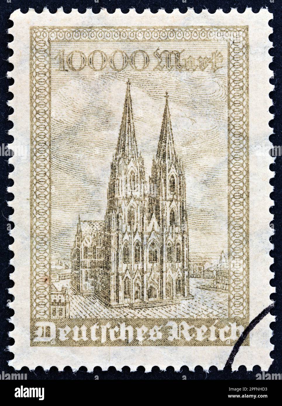 ALLEMAGNE - VERS 1923 : un timbre imprimé dans un numéro en Allemagne montre la cathédrale de Cologne, vers 1923. Banque D'Images