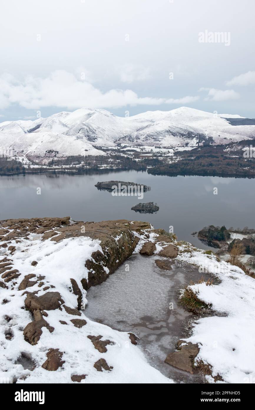 Derwent Water et les Derwent Fells vus de Walla Crag en hiver, Lake District, Cumbria, Royaume-Uni Banque D'Images
