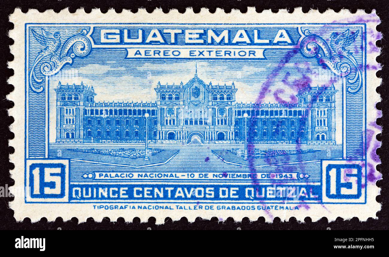 GUATEMALA - VERS 1944 : un timbre imprimé au Guatemala émis pour l'inauguration du Palais national montre le Palais national, vers 1944. Banque D'Images