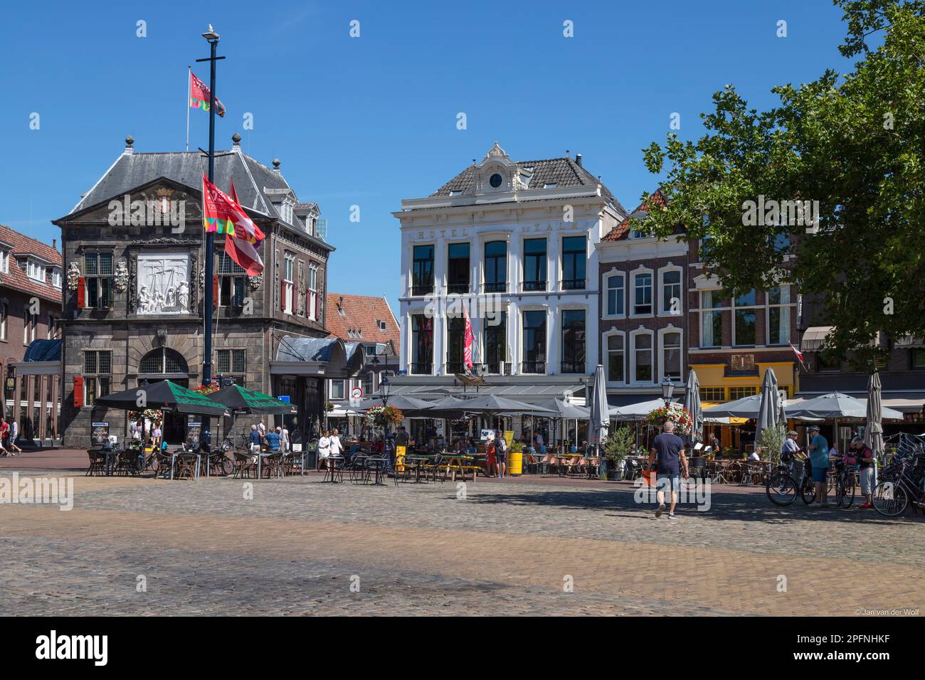 Des restaurants confortables avec terrasses et le peson historique sur la place centrale du marché dans la ville de Gouda. Banque D'Images