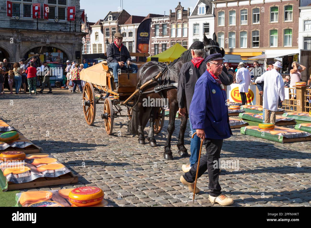 Chariot à cheval au marché aux fromages de Gouda, ville fromagère néerlandaise. Banque D'Images