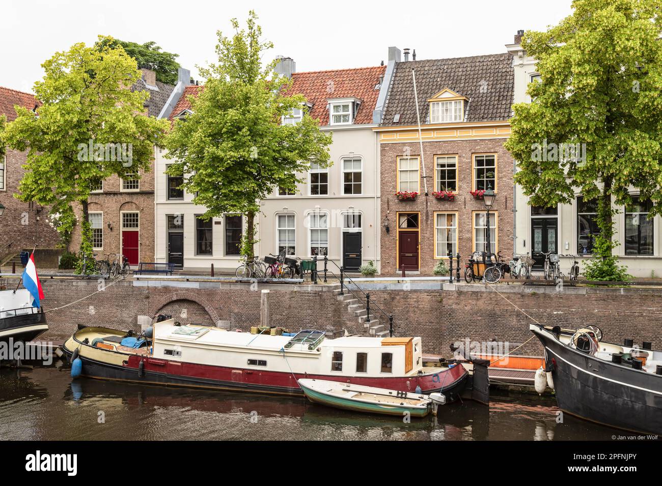 Vieux port avec des maisons de canal historiques dans la ville de Den Bosch. Banque D'Images