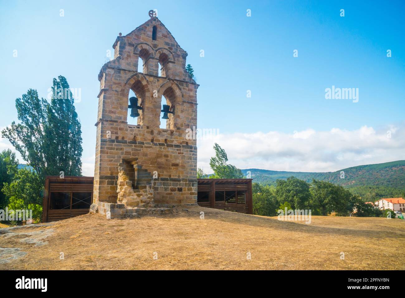 Clocher de l'église de la grotte. Santa Maria de Valverde, Cantabrie, Espagne. Banque D'Images