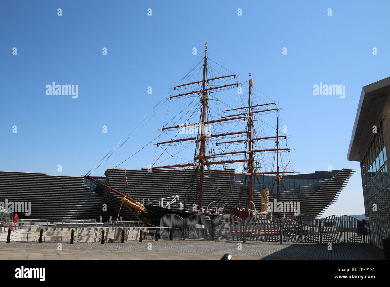 RRS Discovery et le V&A Dundee en arrière-plan, en Écosse Banque D'Images