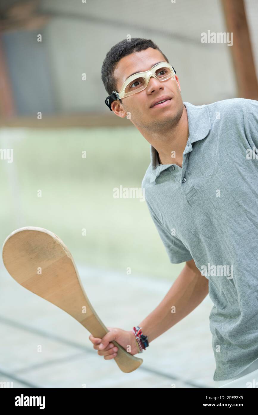 photo d'un homme tenant la racquette Banque D'Images