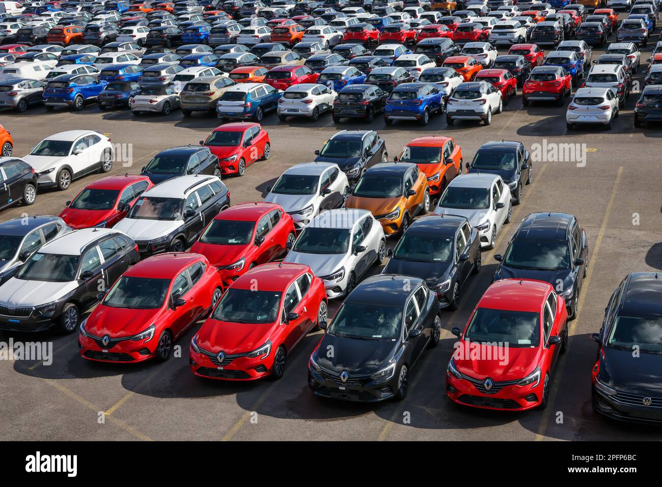 Duisburg, Rhénanie-du-Nord-Westphalie, Allemagne - voitures neuves, point  de transbordement, terminal de voiture dans le port de Duisburg Photo Stock  - Alamy