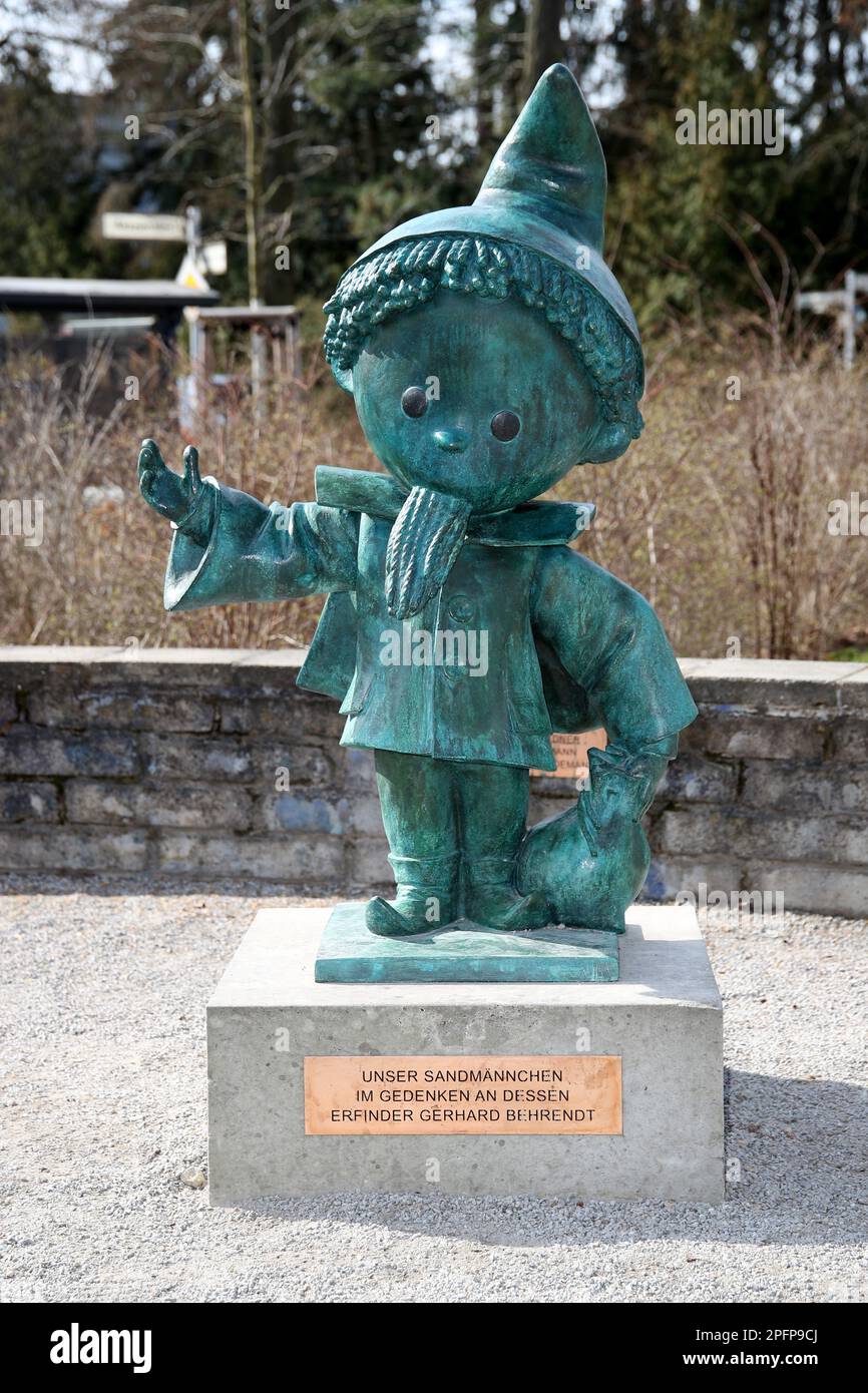 DEU, Berlin, 18,3.23, Bezirk Marzahn-Hellersdorf , Sandmännchen Denkmal zur Ehrung des Erfinders Gerhard Behrendt auf dem Ullrichplatz Banque D'Images