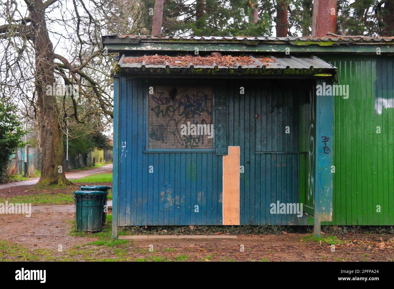 Southborough football Club sur Southborough Common, Tunbridge Wells, Kent, Angleterre niché dans les bois mais ruiné par des graffitis. Banque D'Images