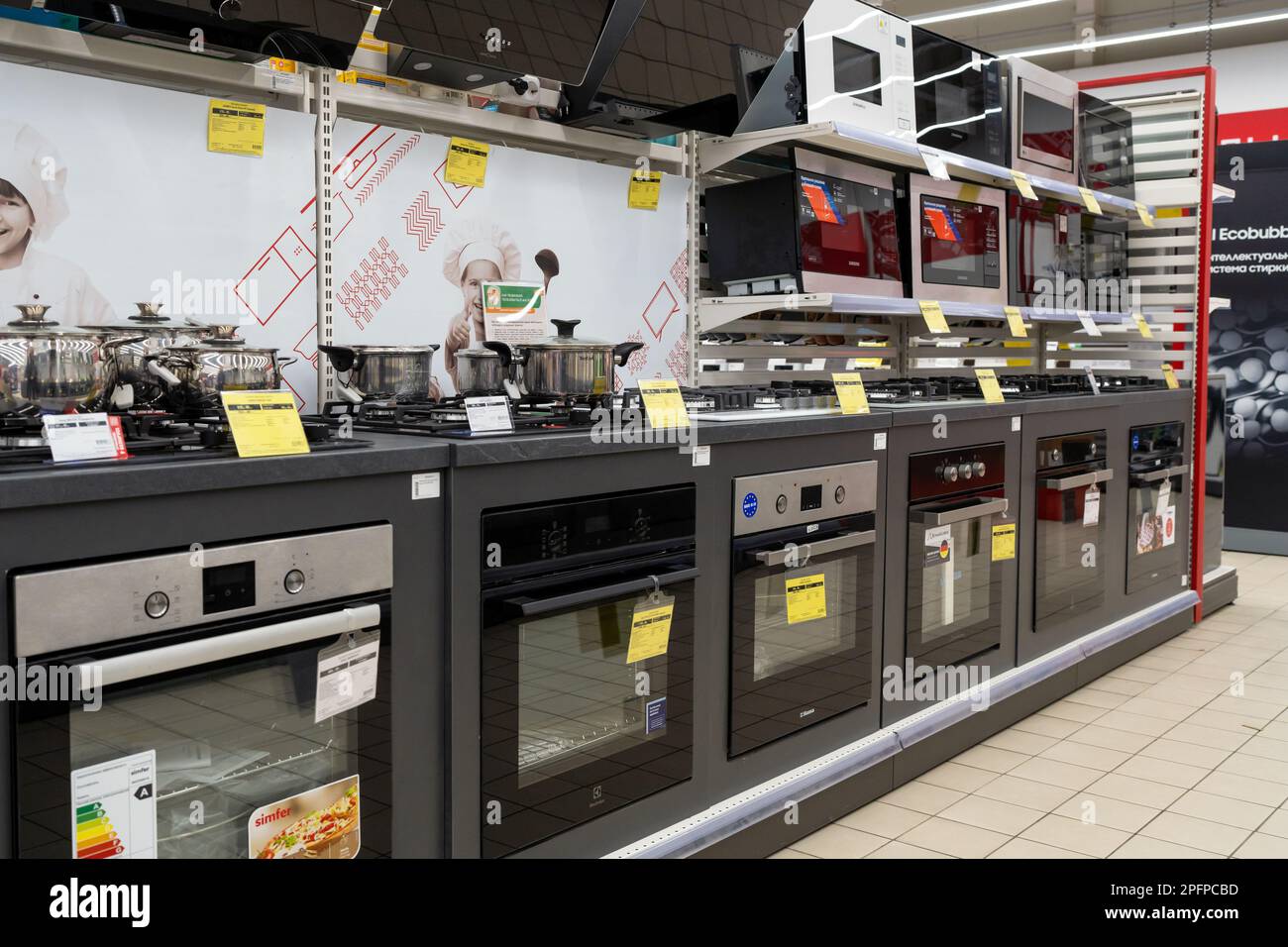 Fours à gaz et électriques, cuisinières et autres appareils ou équipements dans la salle d'exposition du magasin de détail. Minsk, Bélarus, 2023 Banque D'Images