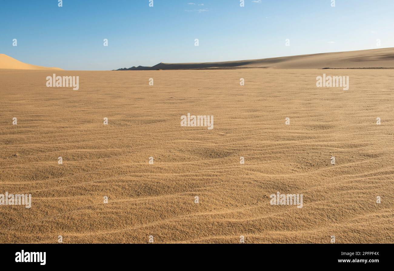 Paysage vue panoramique de déserte aride ouest désert karaween dunes de sable en Egypte avec fond bleu ciel Banque D'Images