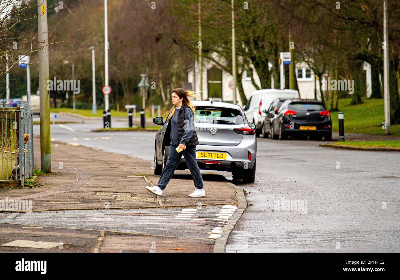 Dundee, Tayside, Écosse, Royaume-Uni. 18th mars 2023. Météo au Royaume-Uni : Tayside avec des températures planant autour de 11°C, l'Écosse profite d'un climat printanier. La pluie de nuit s'est effacée, révélant un temps lumineux et doux, attirant quelques résidents pour une promenade tranquille de l'après-midi autour du village Ardler de Dundee tout en allant au sujet de leur vie quotidienne et les magasins de leur région. Crédit : Dundee Photographics/Alamy Live News Banque D'Images