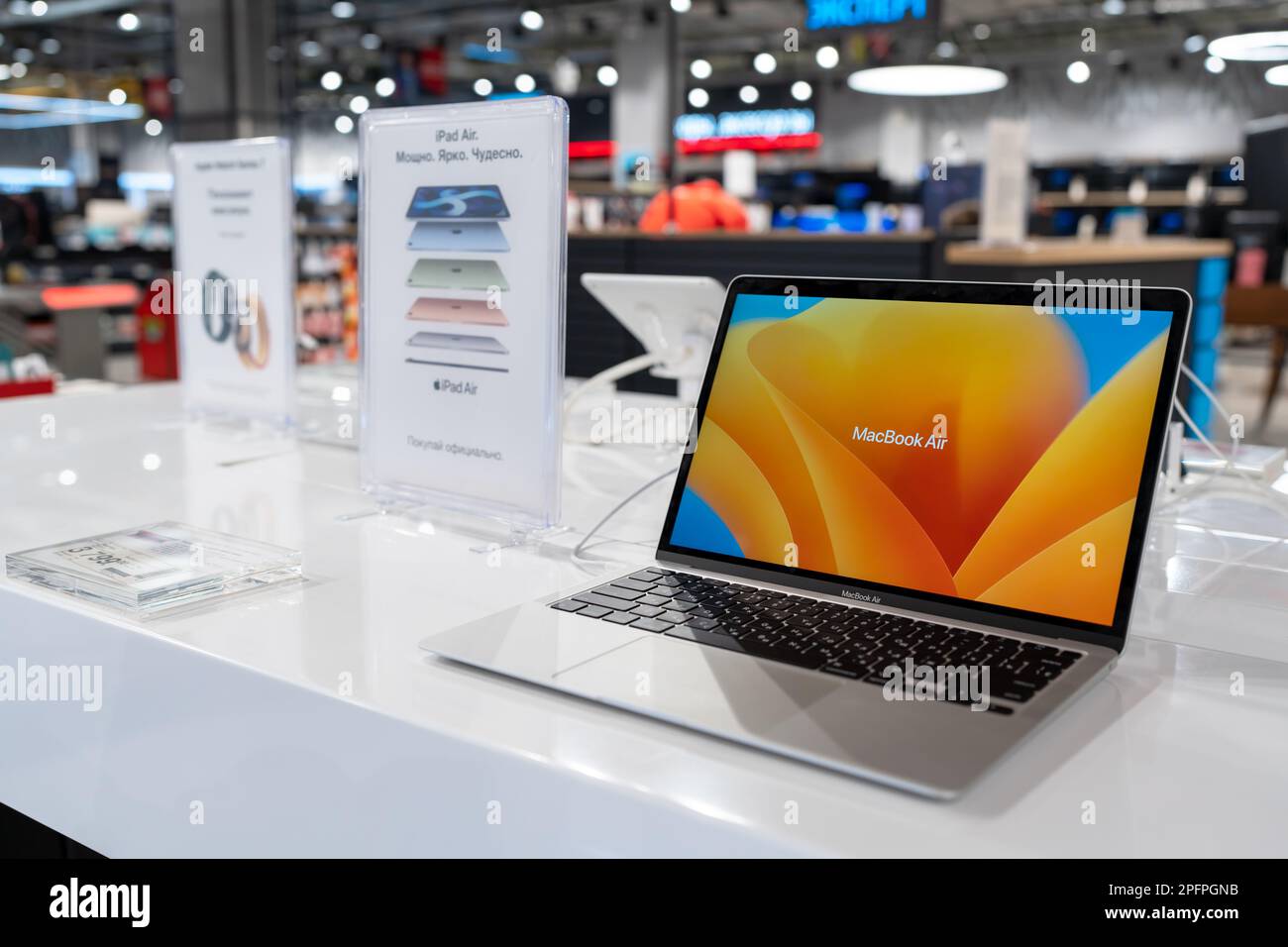 Vente d'Apple MacBook Air en magasin. Minsk, Bélarus, 2023 Banque D'Images