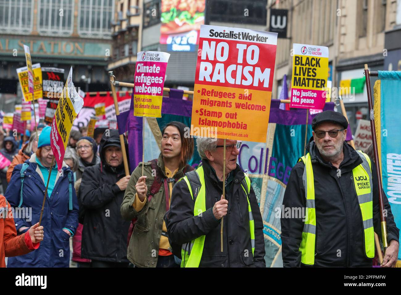 Glasgow, Royaume-Uni. 18th mars 2023. Plusieurs milliers de personnes se sont exposées à George Square Glasgow pour manifester contre le racisme et pour soutenir les réfugiés. Crédit : Findlay/Alay Live News Banque D'Images