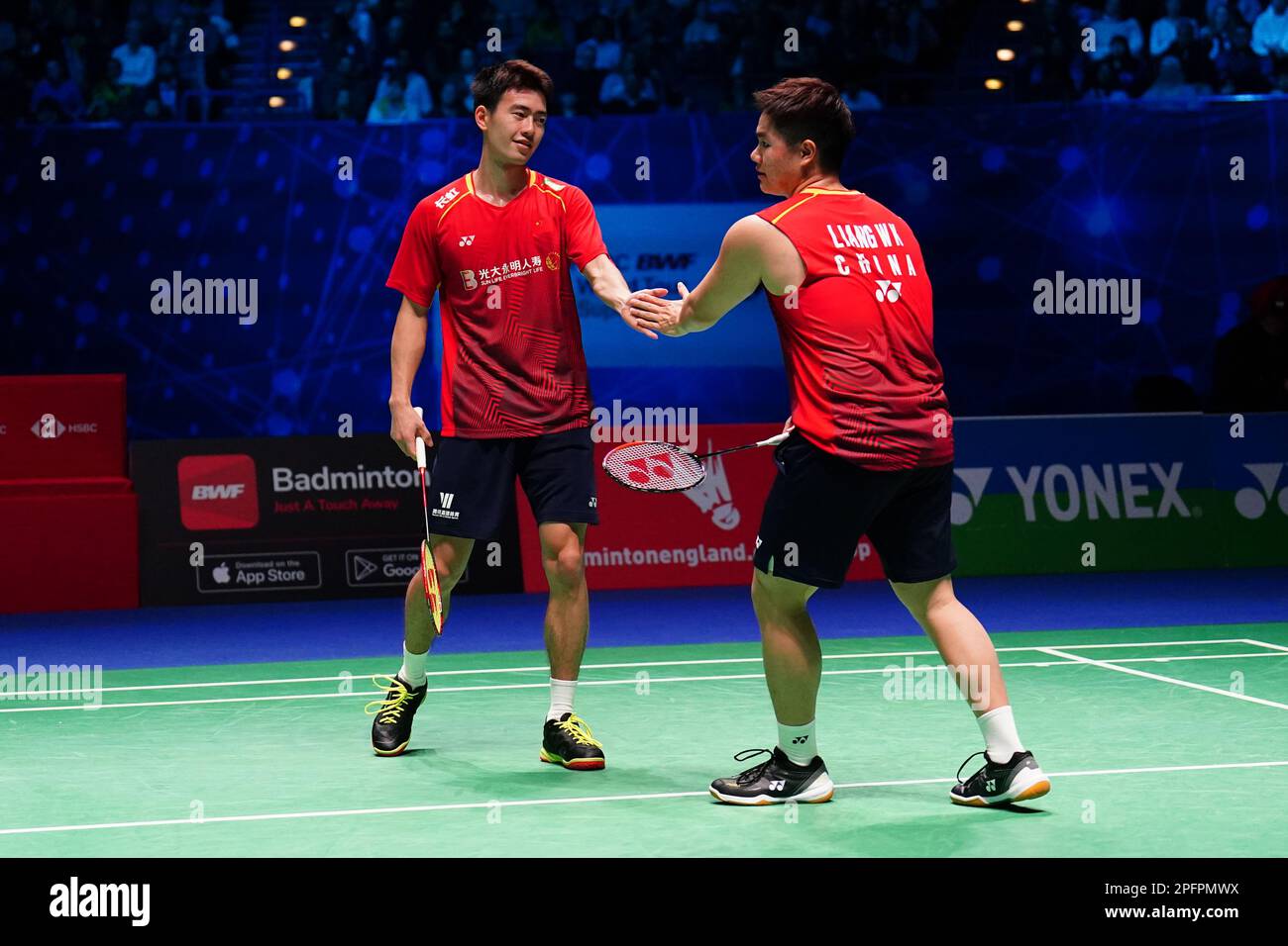 La Chine Liang Wei Keng (à droite) et Wang Chang en action contre l'Indonésie Mohammad Ahsan et Hendra Setiawan (non représenté) pendant le cinquième jour des Championnats de badminton YONEX All England Open à l'Utilita Arena Birmingham. Date de la photo: Samedi 18 mars 2023. Banque D'Images