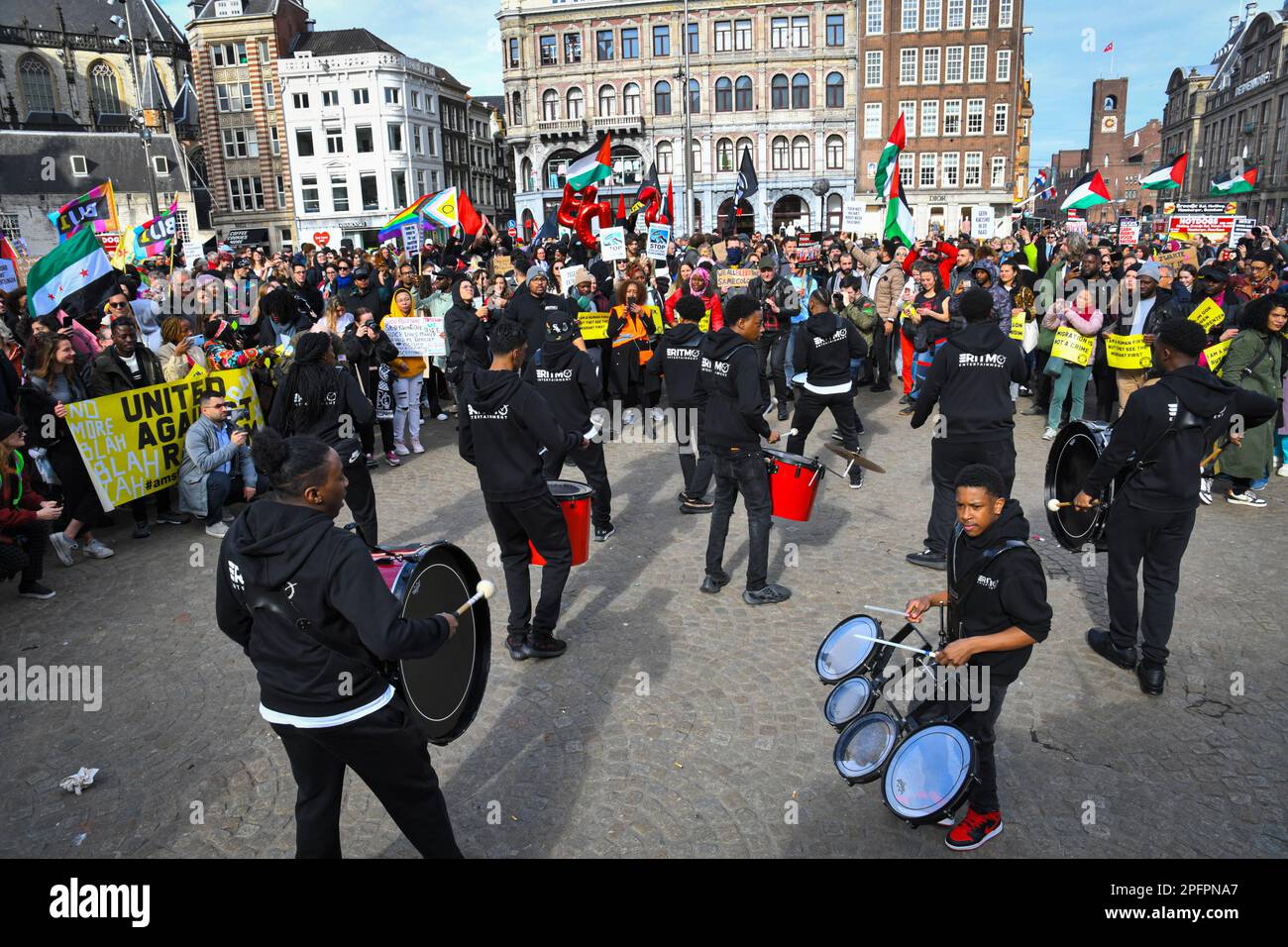 Amsterdam, pays-Bas 18th mars 2023.le Comité 21 mars a organisé la manifestation annuelle dans le cadre de la Journée internationale contre le racisme et la discrimination. Un grand groupe a défilé de la place du Dam à la place du Dokwerker. Credit: Pmvfoto/Alay Live News Banque D'Images