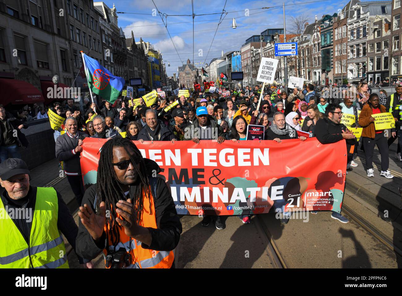 Amsterdam, pays-Bas 18th mars 2023.le Comité 21 mars a organisé la manifestation annuelle dans le cadre de la Journée internationale contre le racisme et la discrimination. Un grand groupe a défilé de la place du Dam à la place du Dokwerker. Credit: Pmvfoto/Alay Live News Banque D'Images