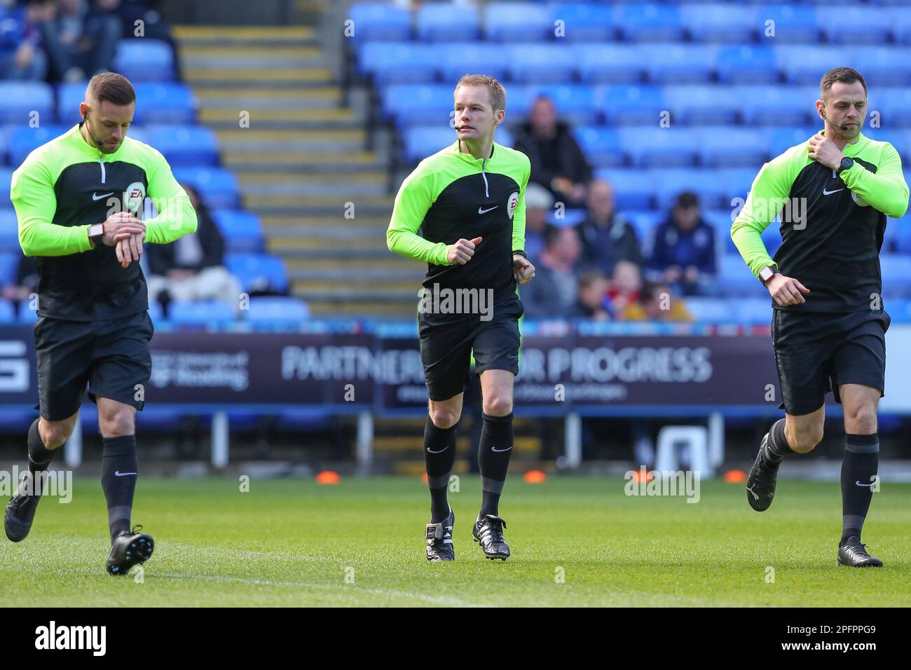 Reading, Royaume-Uni. 18th mars 2023. Arbitre Gavin Ward pendant le pré-jeu se réchauffer avant le match de championnat de Sky Bet Reading vs Hull City au Select car Leasing Stadium, Reading, Royaume-Uni, 18th mars 2023 (photo de Gareth Evans/News Images) à Reading, Royaume-Uni le 3/18/2023. (Photo de Gareth Evans/News Images/Sipa USA) Credit: SIPA USA/Alay Live News Banque D'Images