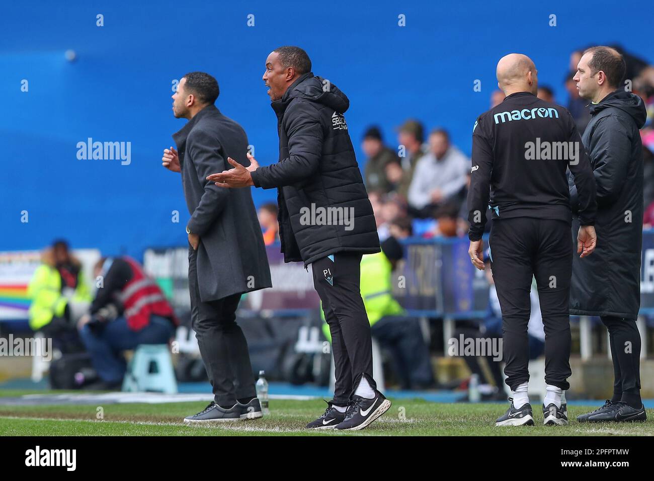Paul Ince, directeur de Reading, interjette appel à l'arbitre Gavin Ward lors du match du championnat Sky Bet Reading vs Hull City au Select car Leasing Stadium, Reading, Royaume-Uni, 18th mars 2023 (photo de Gareth Evans/News Images) Banque D'Images