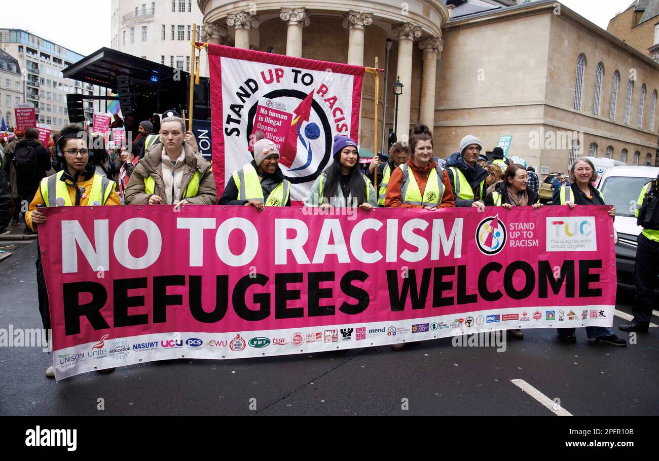 Londres, Royaume-Uni. 18th mars 2023. Résister à la marche du racisme. Les gens défilent dans le centre de Londres pour s'opposer aux plans de la ministre de l'intérieur, Suella Braverman, d'envoyer des migrants et des réfugiés au Rwanda. Ils s'opposent à la politique d'immigration des gouvernements. Crédit : Mark Thomas/Alay Live News Banque D'Images