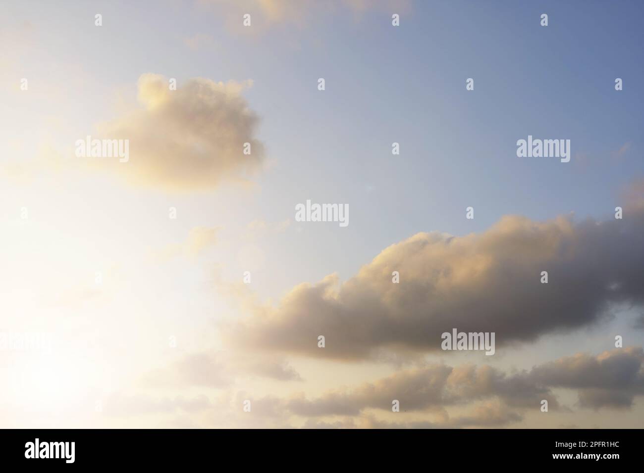 Été bleu ciel nuage dégradé lumière blanc fond. Beauté clair ciel nuageux au soleil calme lumineux hiver air bacirez. Sombre paysage cyan vif i Banque D'Images