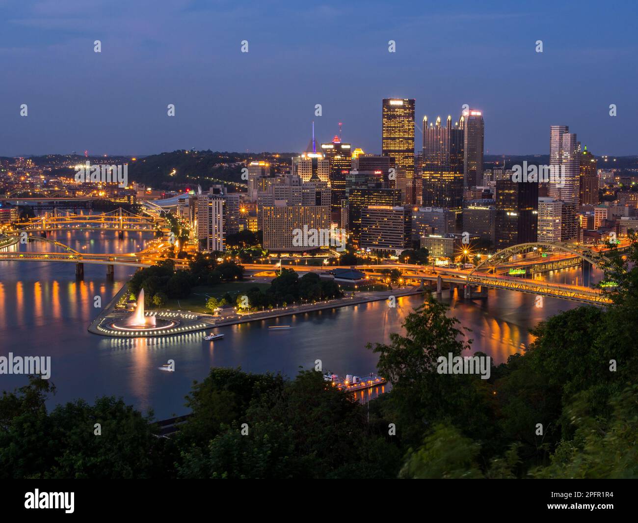 Skyline du centre-ville de Pittsburgh la nuit avec rivières, ponts et fontaine au point State Park. Banque D'Images