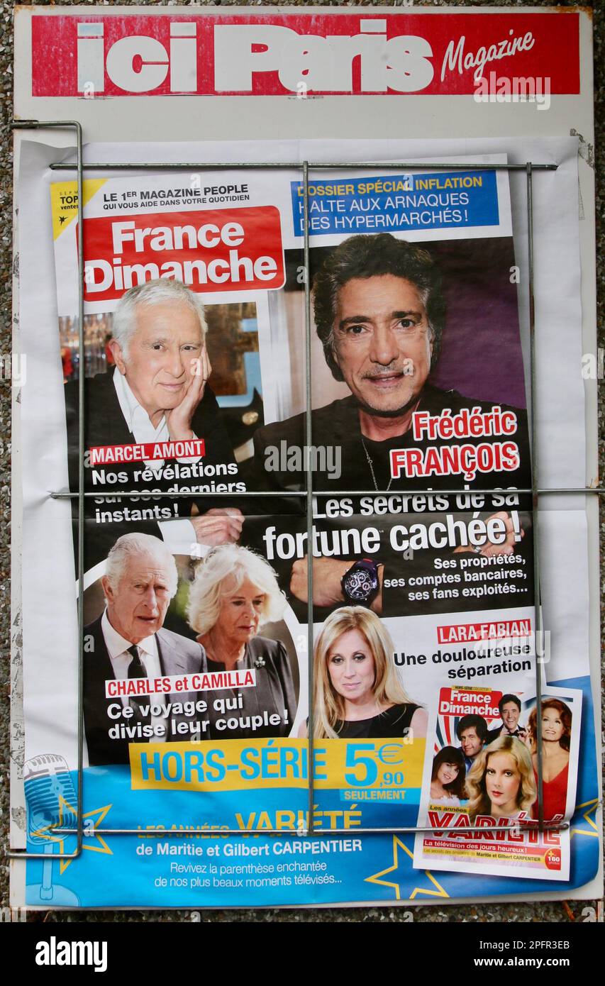 Un panneau publicitaire avec une couverture du magazine France Dimanche, devant un marchand de journaux dans le centre de Mortain, Manche, France, Europe Banque D'Images