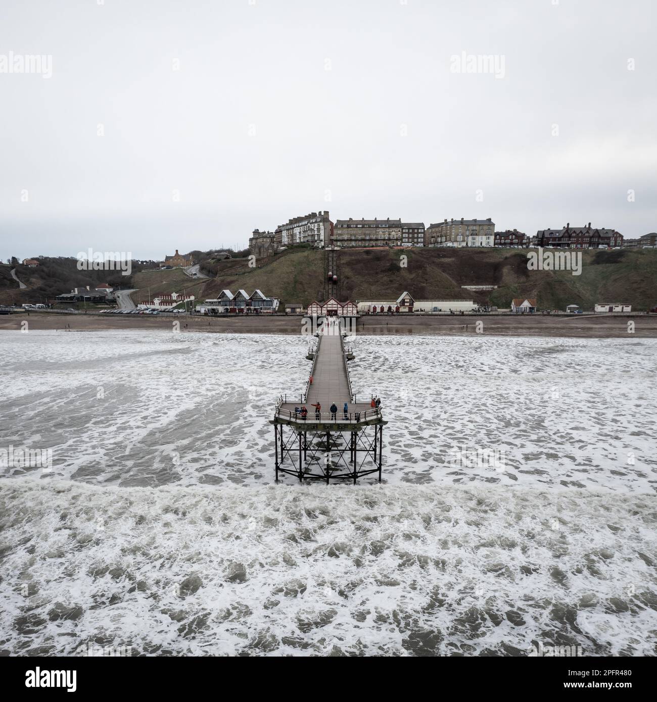 Une vue aérienne depuis la mer du Nord de la structure victorienne classée de classe 2 de Saltburn par le quai de la mer avec des vagues écrasant Banque D'Images