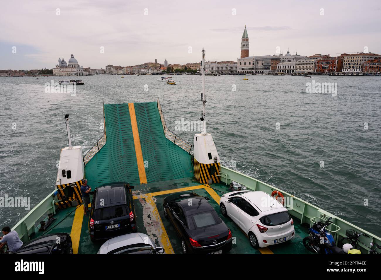 Venise, Italie - 18 août 2022 : ferry ACTV pour passagers et ferry pour voitures entre Lido di Venezia et Tronchetto. Banque D'Images