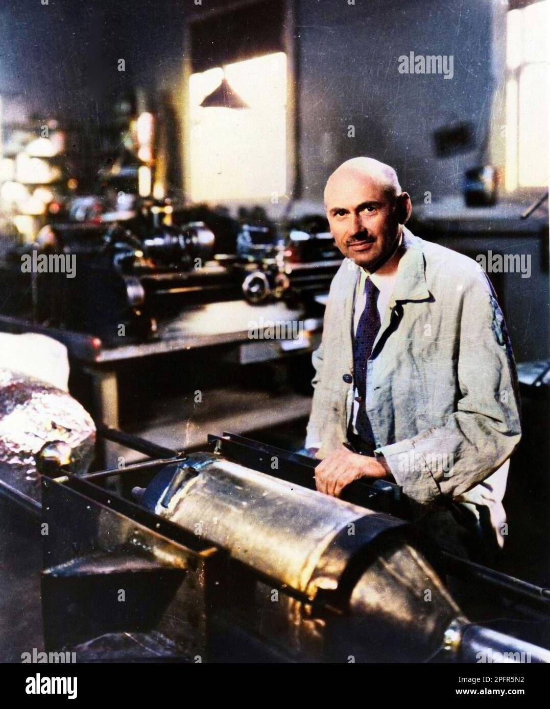 Robert Hutchings Goddard (1882 - 1945), ingenieur et physicien américain, avec l'une de ses plus récentes roquettes dans son laboratoire du Nouveau-Mexique. 1935 Banque D'Images