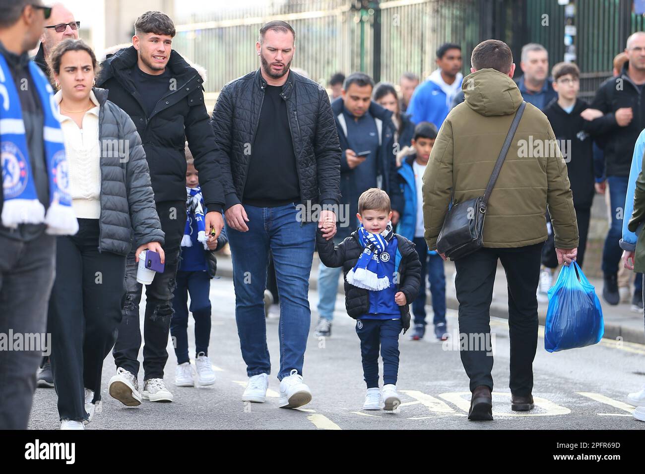 18th mars 2023 ; Stamford Bridge, Chelsea, Londres, Angleterre : Premier League football, Chelsea versus Everton ; fans arrivant au stade avant le match. Banque D'Images