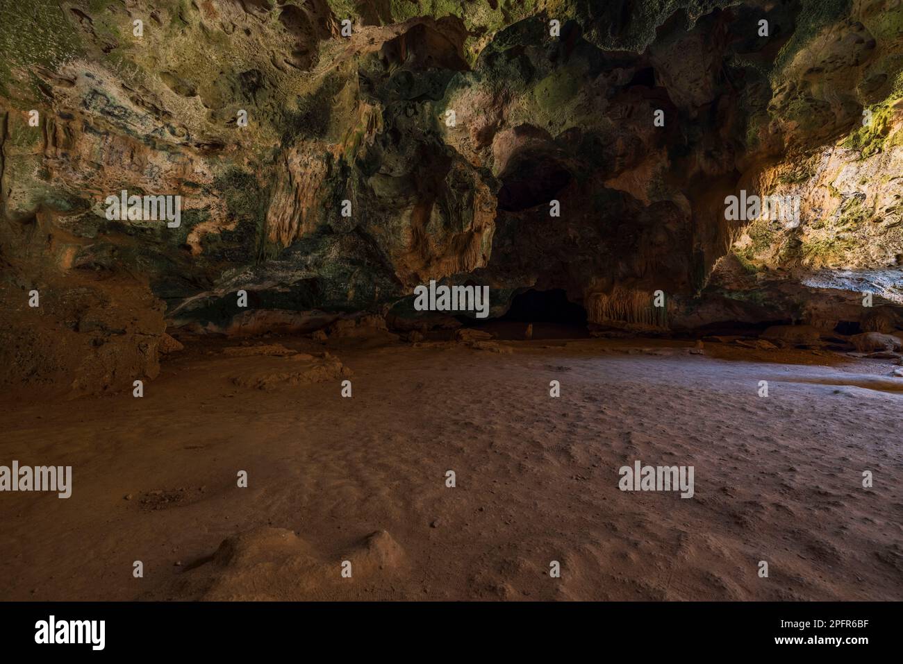 Belle vue sur la grotte de Quadirikiri, parc national d'Arikok. Aruba. Banque D'Images