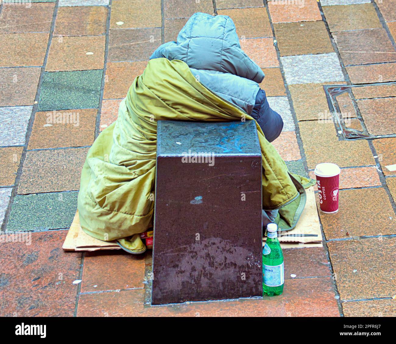 Mendiant sur Shopping sur Buchanan Street, le style Mile of Scotland reflétant la dystopie au cœur de la ville Banque D'Images