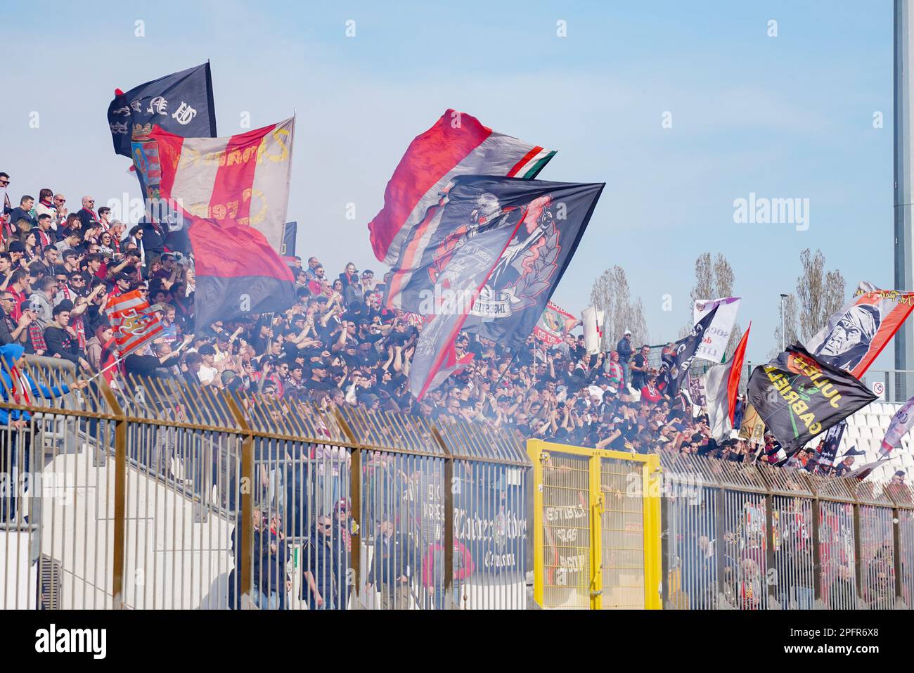 SUPPORTERS CRÉMONAIS AMÉRICAINS pendant le championnat italien série Un match de football entre AC Monza et US crémonese sur 18 mars 2023 au stade U-Power de Monza, Italie - photo Luca Rossini / E-Mage crédit: Luca Rossini / E-Mage / Alamy Live News Banque D'Images