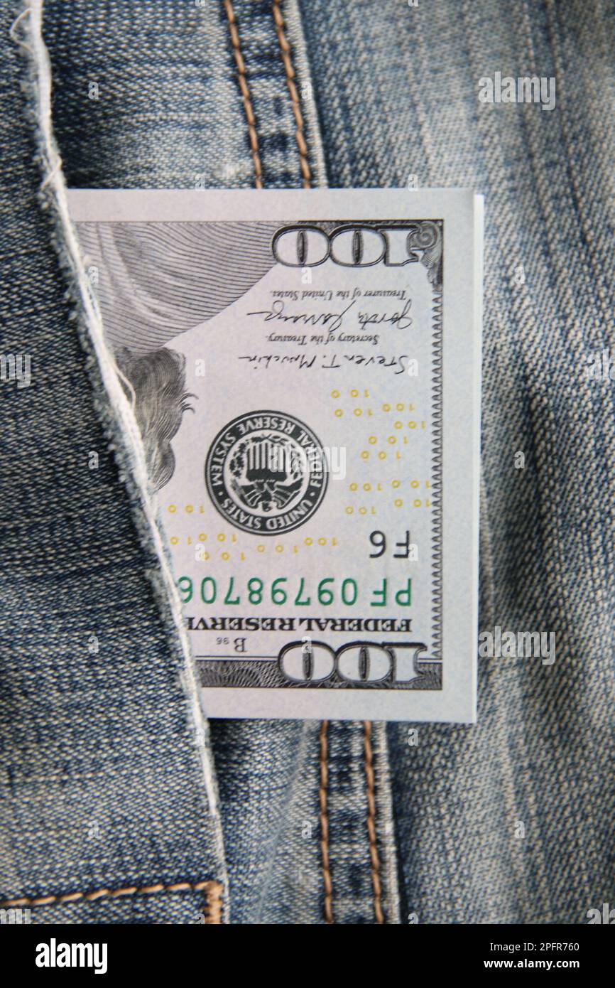 Dollars dans une poche de Jean, gros plan. Argent dans la poche. Banque D'Images