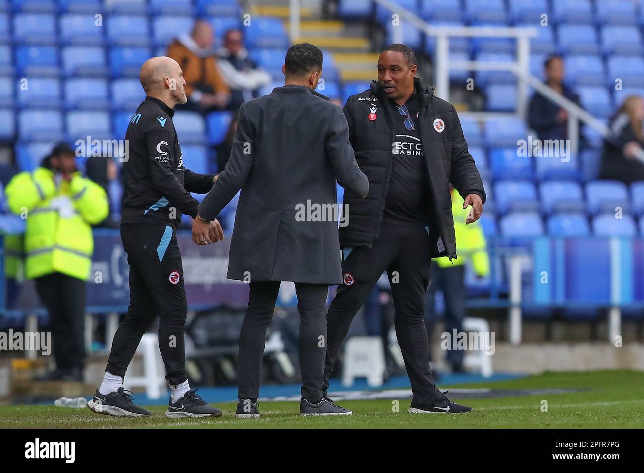 Liam Rosenior directeur de Hull City et Paul Ince directeur de Reading shake Hands The Sky Bet Championship Match Reading vs Hull City au Select car Leasing Stadium, Reading, Royaume-Uni, 18th mars 2023 (photo de Gareth Evans/News Images) Banque D'Images