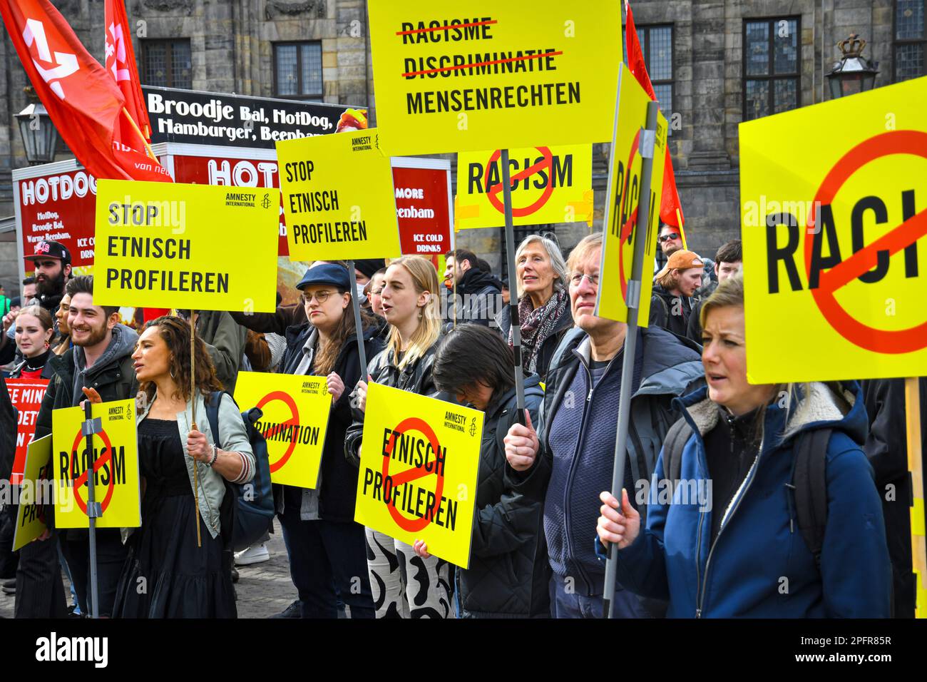 Amsterdam, pays-Bas 18th mars 2023.le Comité 21 mars a organisé la manifestation annuelle dans le cadre de la Journée internationale contre le racisme et la discrimination.Un grand groupe a défilé de la place du Dam au Dokwerker'statue.Credit: Pmvfoto/Alamy Live News Banque D'Images