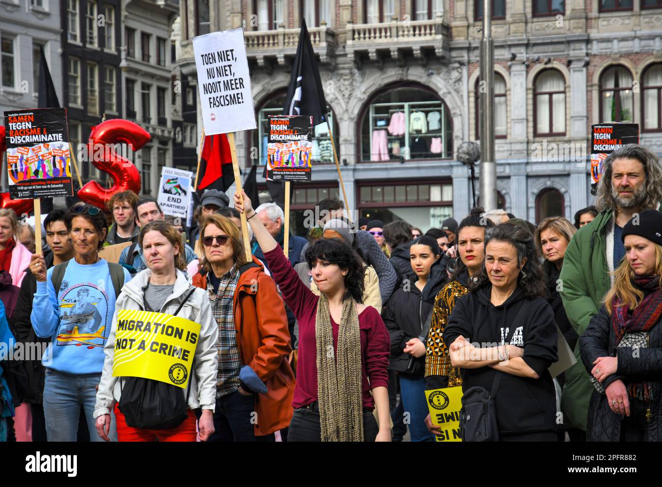 Amsterdam, pays-Bas 18th mars 2023.le Comité 21 mars a organisé la manifestation annuelle dans le cadre de la Journée internationale contre le racisme et la discrimination.Un grand groupe a défilé de la place du Dam au Dokwerker'statue.Credit: Pmvfoto/Alamy Live News Banque D'Images