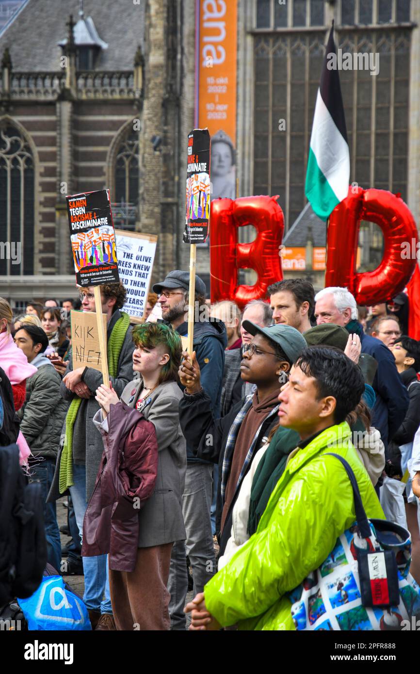 Amsterdam, pays-Bas 18th mars 2023.le Comité 21 mars a organisé la manifestation annuelle dans le cadre de la Journée internationale contre le racisme et la discrimination.Un grand groupe a défilé de la place du Dam au Dokwerker'statue.Credit: Pmvfoto/Alamy Live News Banque D'Images