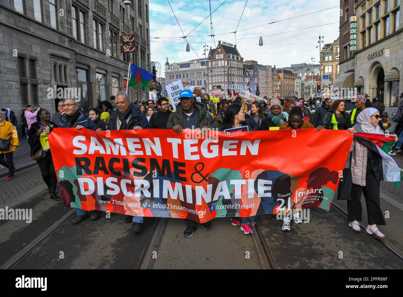 Amsterdam, pays-Bas 18th mars 2023.le Comité 21 mars a organisé la manifestation annuelle dans le cadre de la Journée internationale contre le racisme et la discrimination.Un grand groupe a défilé de la place du Dam au Dokwerker'statue.Credit: Pmvfoto/Alamy Live News Banque D'Images