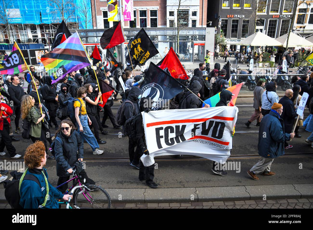 Amsterdam, pays-Bas 18th mars 2023.le Comité 21 mars a organisé la manifestation annuelle dans le cadre de la Journée internationale contre le racisme et la discrimination.Un grand groupe a défilé de la place du Dam au Dokwerker'statue.Credit: Pmvfoto/Alamy Live News Banque D'Images