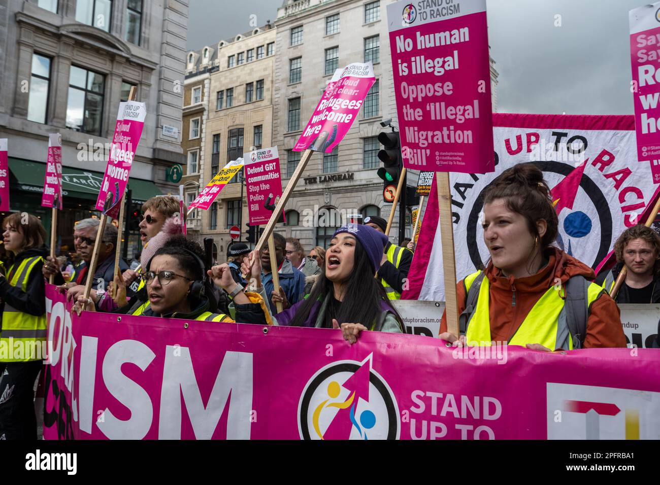 Londres/Royaume-Uni 18 MARS 2023. Des milliers de personnes ont défilé dans le centre de Londres pour montrer leur soutien aux réfugiés et leur opposition aux plans du gouvernement britannique d'expulsion des réfugiés vers le Rwanda. Aubrey Fagon/Live Alamy News. Banque D'Images