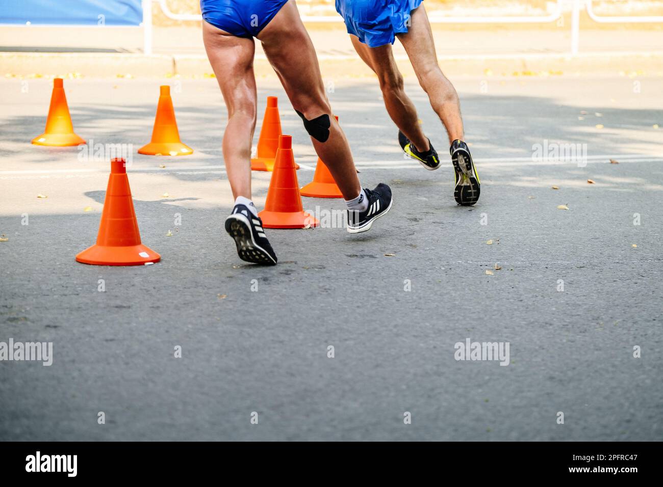 Athlète masculin et féminin en compétition de course, chaussures de sport pour la marche Adidas et Nike Banque D'Images